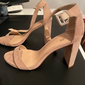 Womens size 9 nude heel
